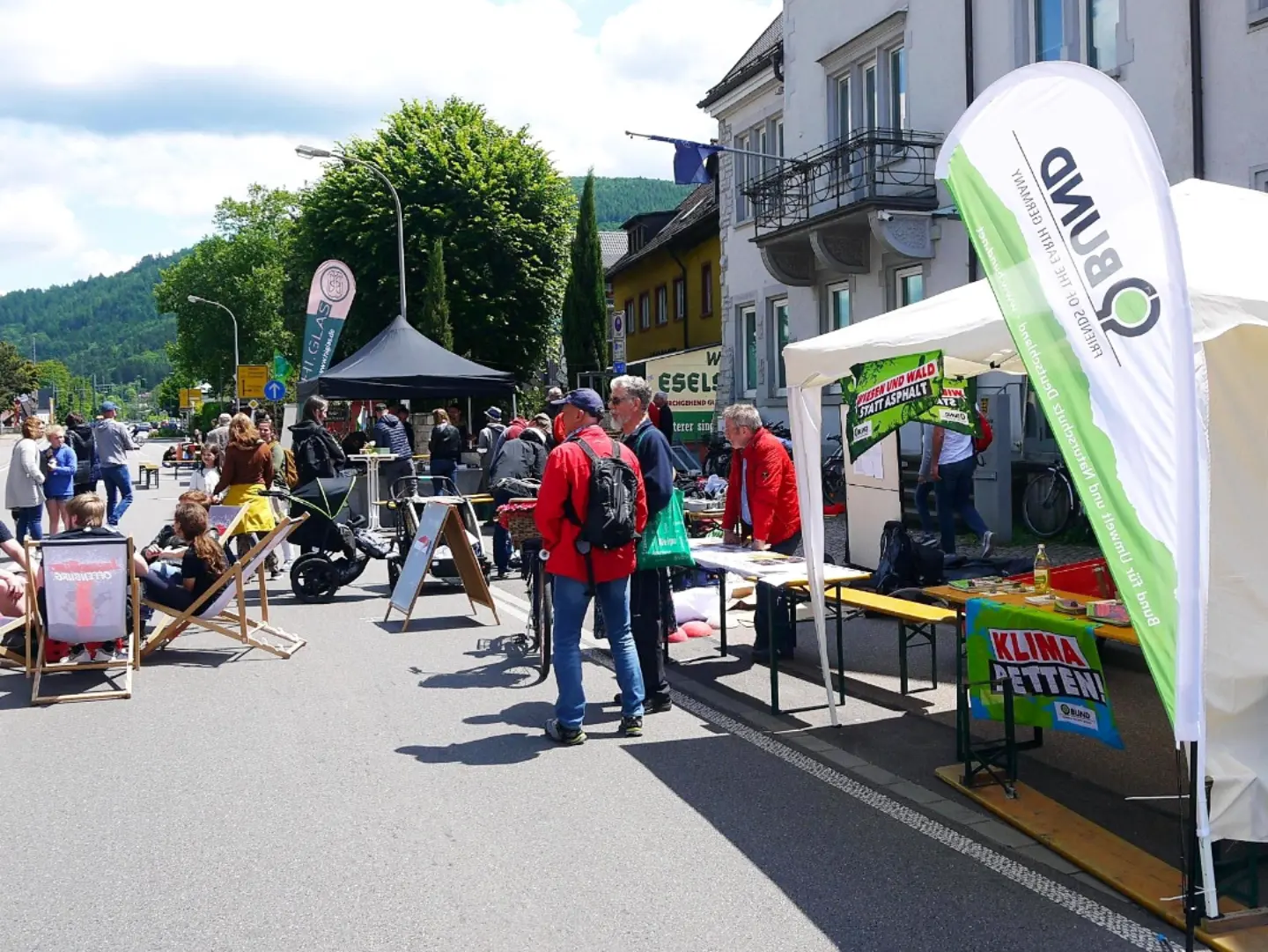 Liste Haslach Lebenswert - LHL
Straßenfest Haslach

Am Sonntag war ein erfolgreicher Tag für die Klimabewegung der Ortenau. Tolle Gespräche, klasse Wetter und super Essen gab es bei dem Straßenfest in Haslach, das schätzungensweise 300 Menschen zeitweise besuchten.