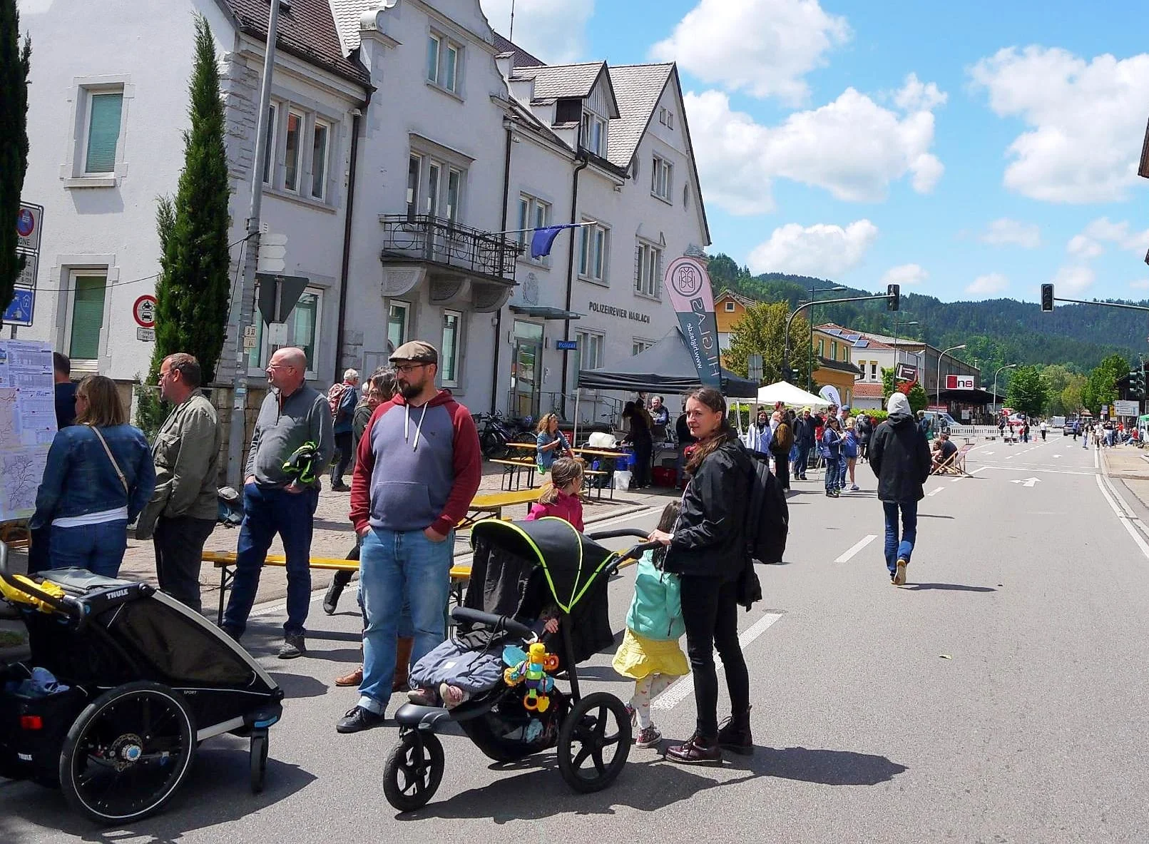 Liste Haslach Lebenswert - LHL
Straßenfest Haslach

Am Sonntag war ein erfolgreicher Tag für die Klimabewegung der Ortenau. Tolle Gespräche, klasse Wetter und super Essen gab es bei dem Straßenfest in Haslach, das schätzungensweise 300 Menschen zeitweise besuchten.