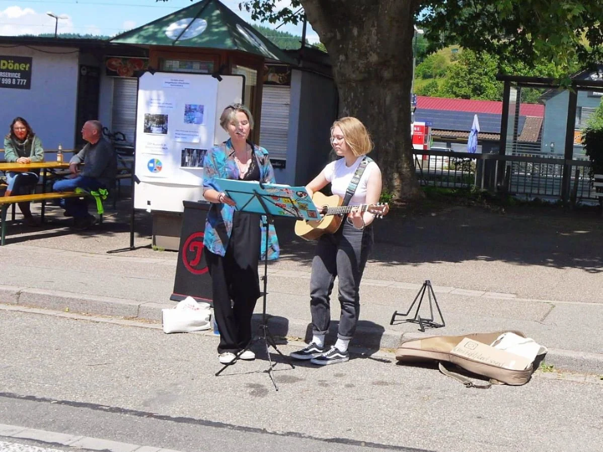 Liste Haslach Lebenswert - LHL
Straßenfest Haslach

Am Sonntag war ein erfolgreicher Tag für die Klimabewegung der Ortenau. Tolle Gespräche, klasse Wetter und super Essen gab es bei dem Straßenfest in Haslach, das schätzungensweise 300 Menschen zeitweise besuchten.