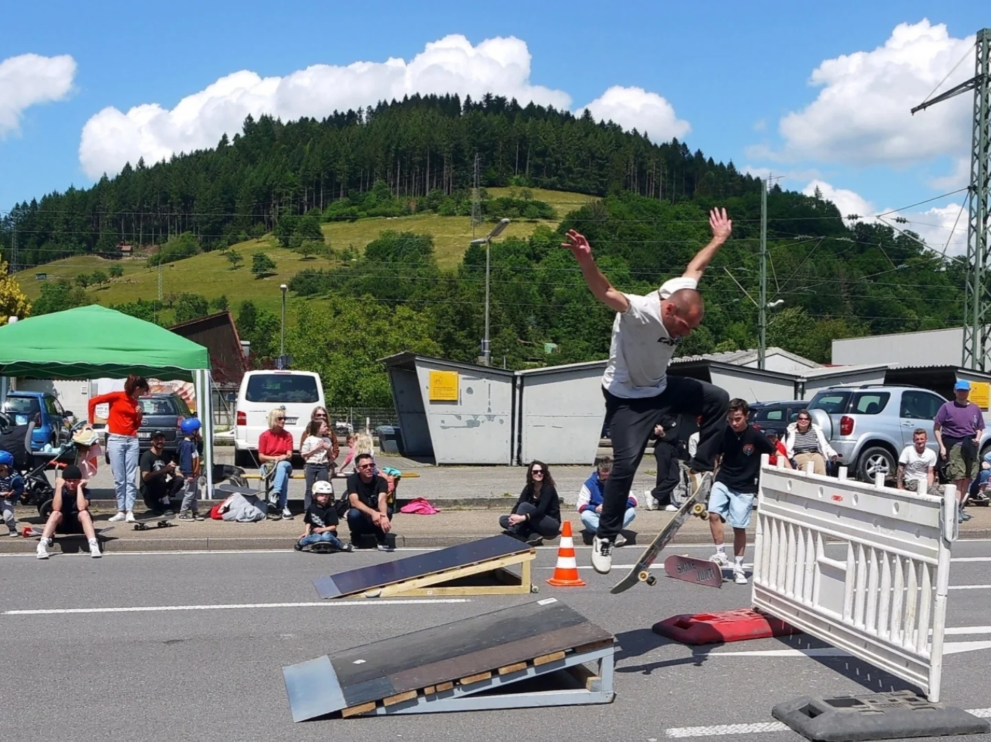 Liste Haslach Lebenswert - LHL
Straßenfest Haslach

Am Sonntag war ein erfolgreicher Tag für die Klimabewegung der Ortenau. Tolle Gespräche, klasse Wetter und super Essen gab es bei dem Straßenfest in Haslach, das schätzungensweise 300 Menschen zeitweise besuchten.